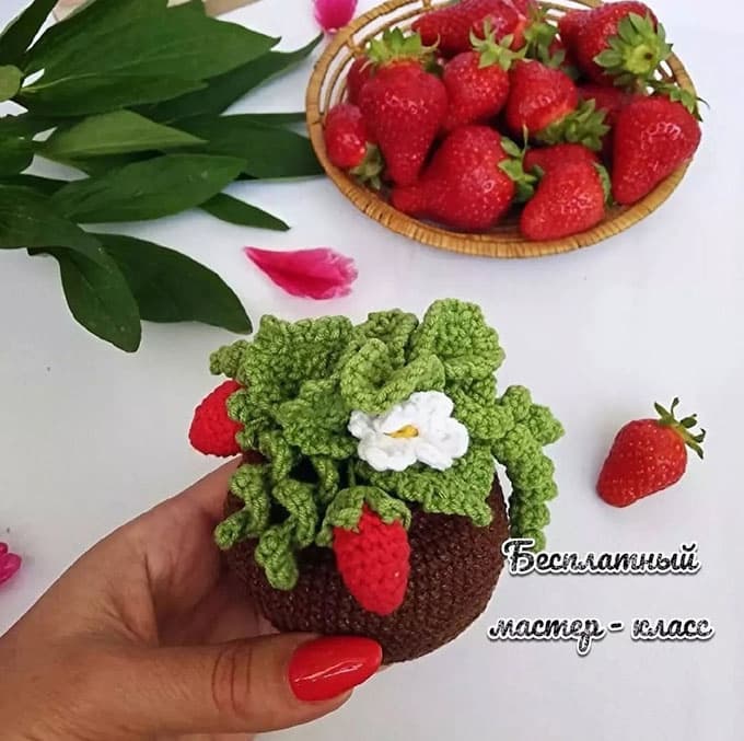 Клубника в горшочке — схема амигуруми