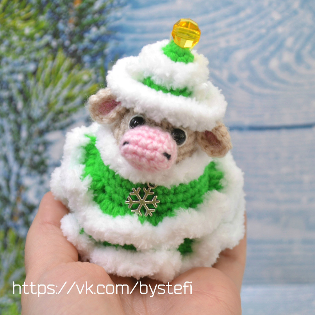 Коровушка в костюме ёлочки — схема амигуруми