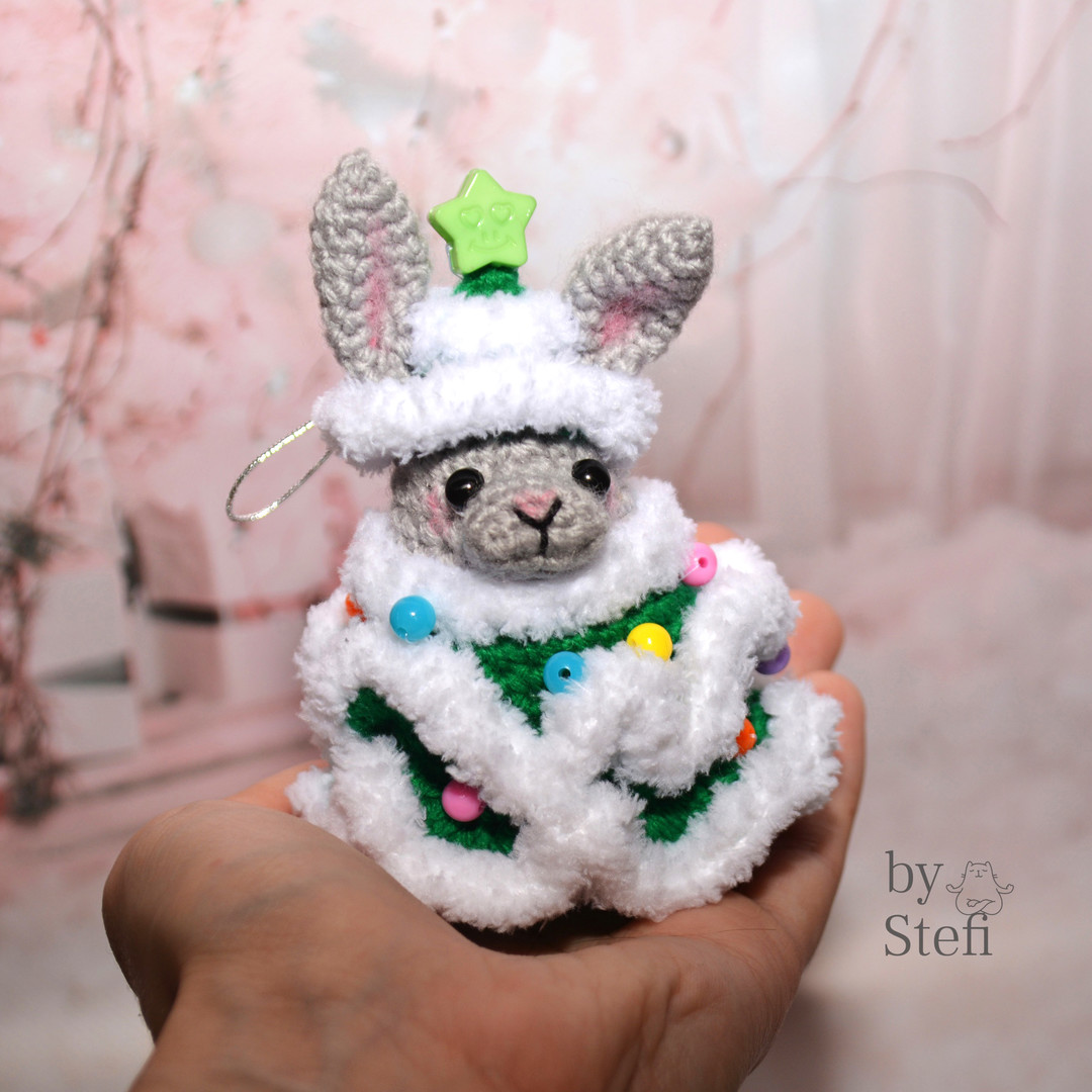 Кролик в костюме ёлочки — схема амигуруми