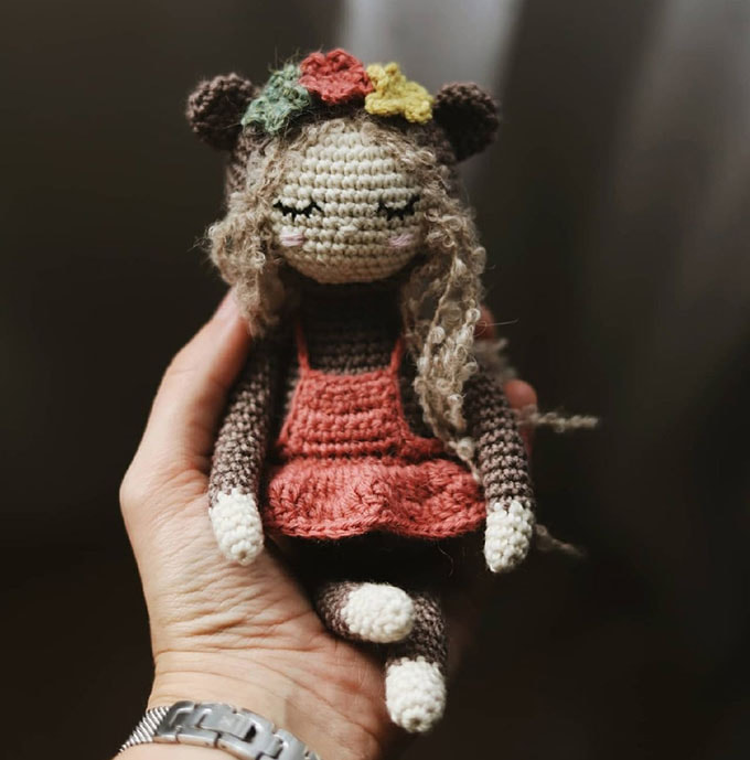 Кукла в костюме мишки — схема амигуруми
