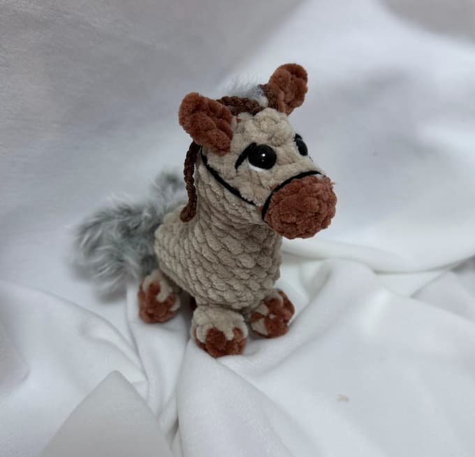 Лошадка Брелок/Ёлочная игрушка — схема амигуруми