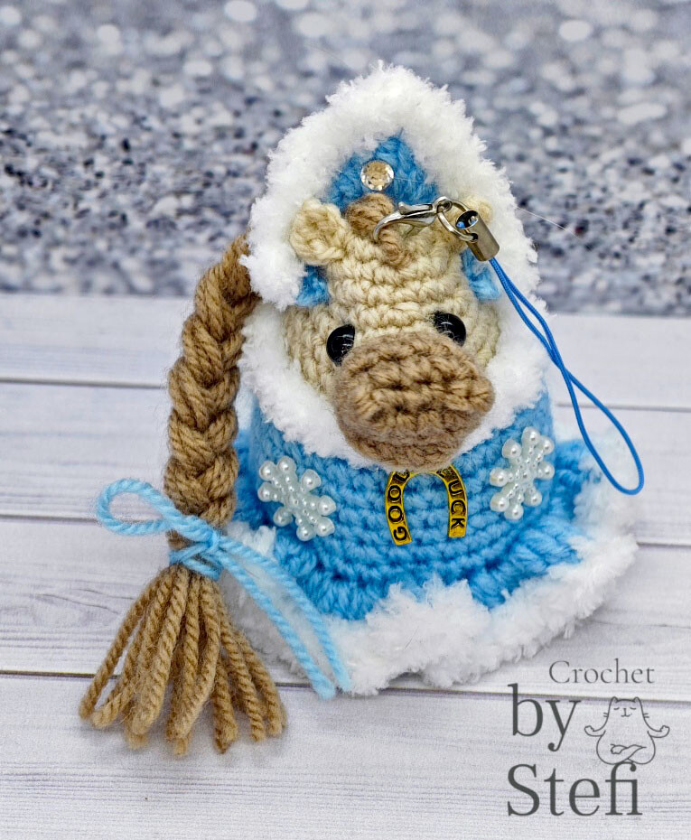 Лошадка в костюме Снегурочки — схема амигуруми