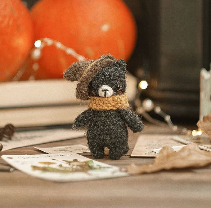 Мини котик в шляпе — схема амигуруми