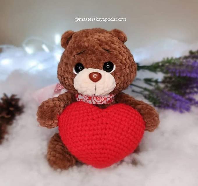 Мишка с сердечком — схема амигуруми