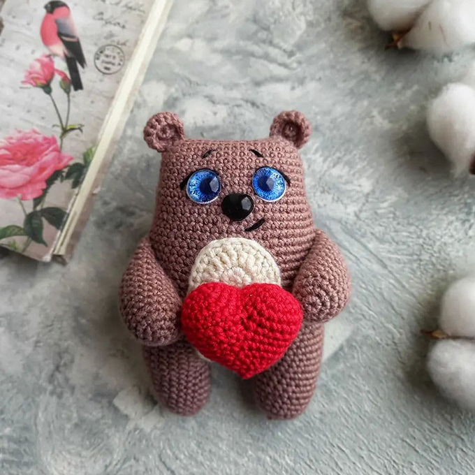 Мишка с сердечком — схема амигуруми