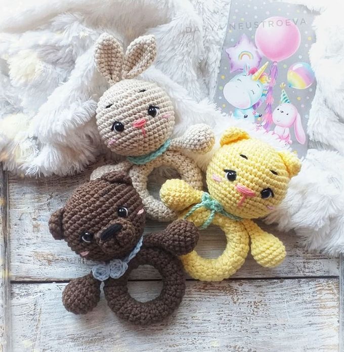 Погремушки крючком: мишка, зайка, котик — схема амигуруми