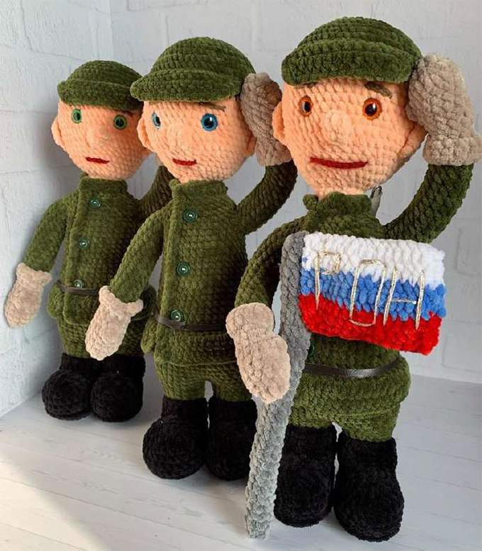 Солдат с флагом — схема амигуруми