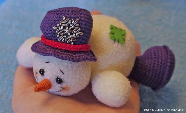 Вязаный веселый снеговик — схема амигуруми