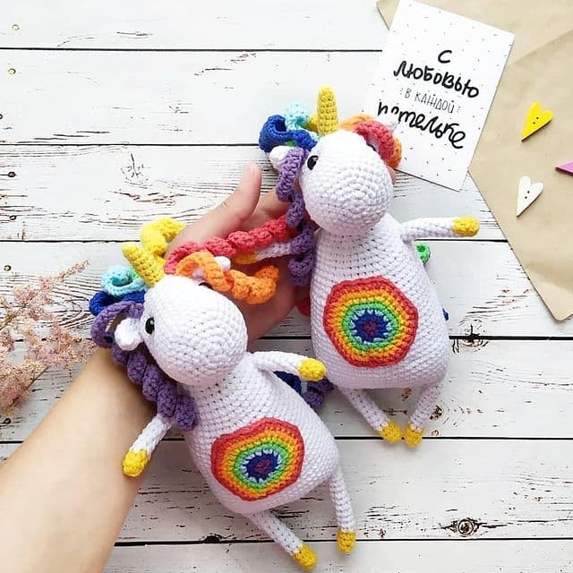 Яркий единорог Рози — схема амигуруми