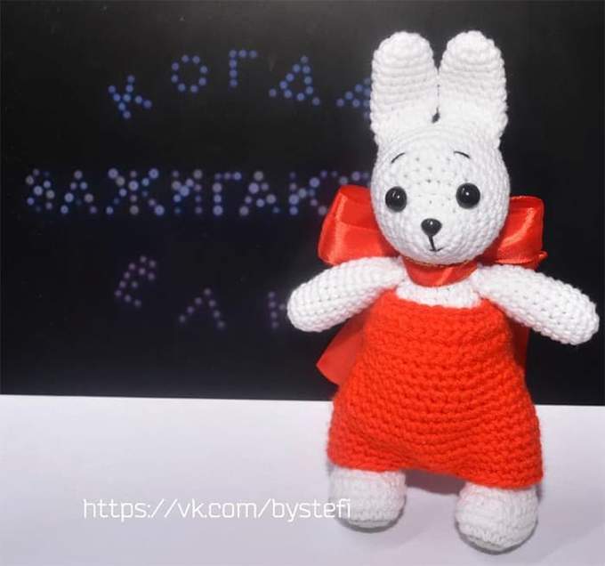 Зайка с бантиком — схема амигуруми
