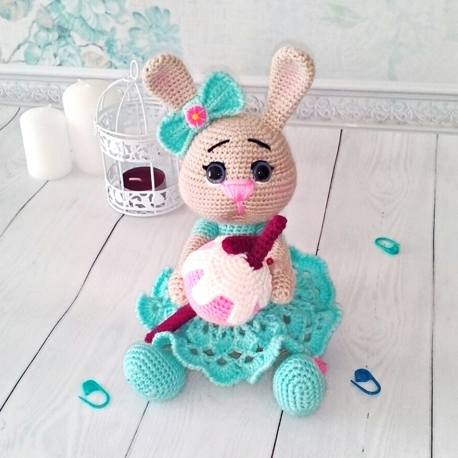Зайка с мороженкой — схема амигуруми